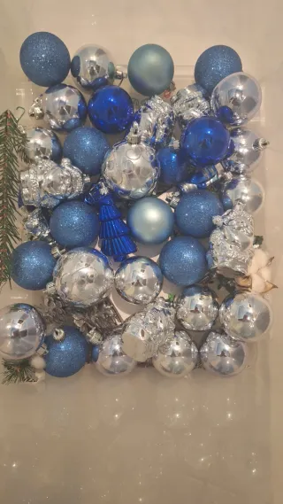 Bolas de Navidad azules y plateadas