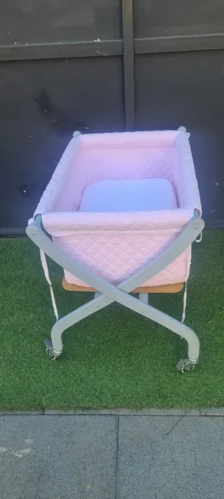 Cuna de recién nacido rosa con ruedas Prenatal