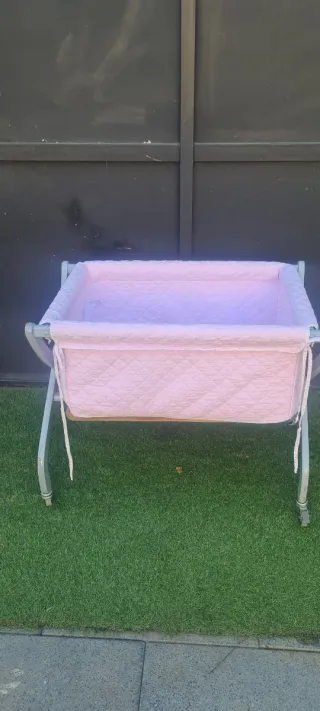 Cuna de recién nacido rosa con ruedas Prenatal