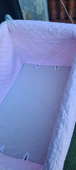 Cuna de recién nacido rosa con ruedas Prenatal