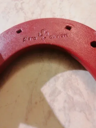 Ferro di cavallo rosso