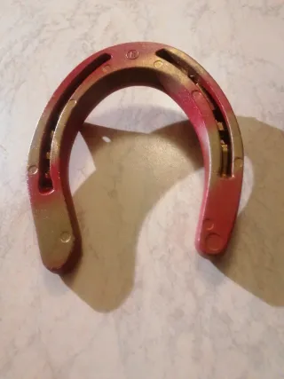 Ferro di cavallo rosso