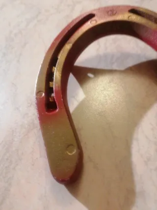 Ferro di cavallo rosso