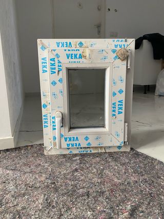 Ventana pequeña VEKA