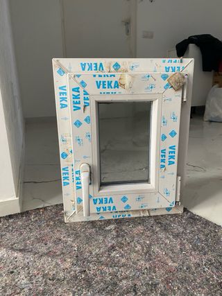 Ventana pequeña VEKA