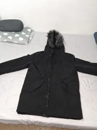 Chaqueta de invierno negra con capucha .