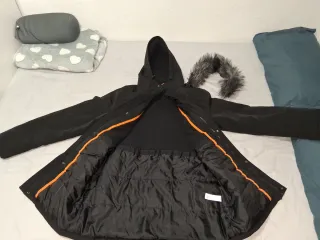 Chaqueta de invierno negra con capucha .