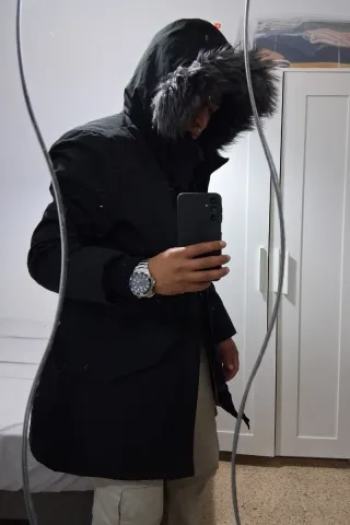 Chaqueta de invierno negra con capucha .