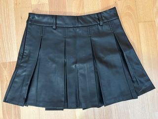 Falda negra plisada efecto piel