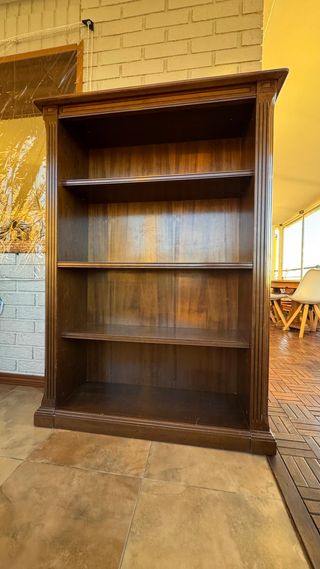 Armario de madera con estantes