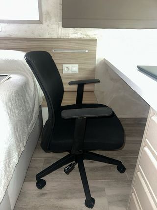 Silla de oficina negra, tela y plástico