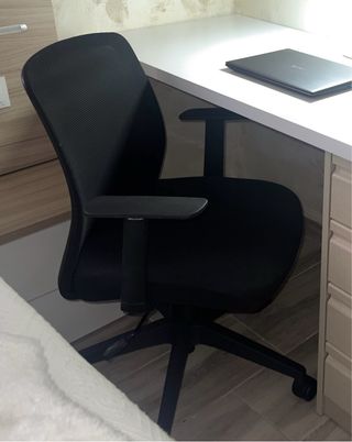 Silla de oficina negra, tela y plástico