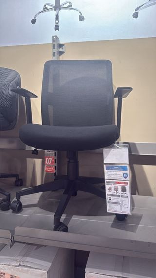 Silla de oficina negra, tela y plástico