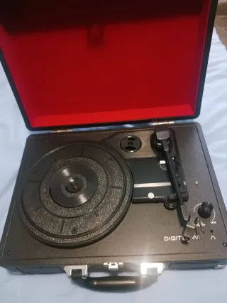 Tocadiscos portátil maletín rojo y negro