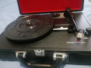 Tocadiscos portátil maletín rojo y negro