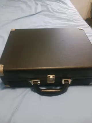 Tocadiscos portátil maletín rojo y negro