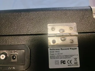 Tocadiscos portátil maletín rojo y negro