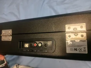 Tocadiscos portátil maletín rojo y negro