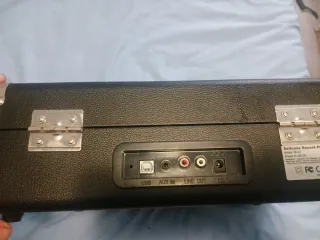 Tocadiscos portátil maletín rojo y negro