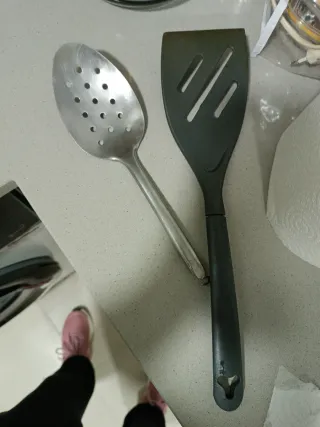 Varietà di stoviglie da cucina