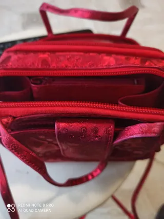 Borsa rossa con fantasia floreale con porta foglio