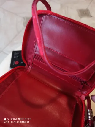 Borsa rossa con fantasia floreale con porta foglio