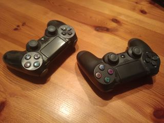 PS4 (PlayStation 4) Negra + 2 Mandos + 3 Juegos