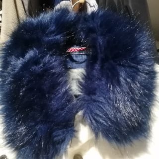 Chaqueta blanca con cuello de pelo y plumas