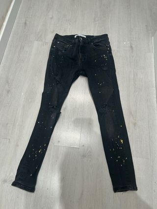 Tejanos Bershka negros con pintura