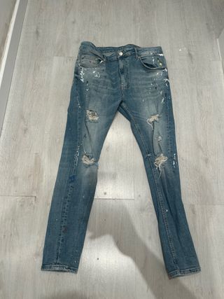 Tejanos Bershka azules con pintura