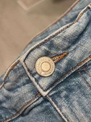 Tejanos Bershka azules con pintura