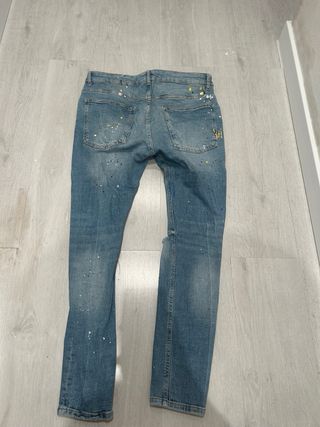 Tejanos Bershka azules con pintura