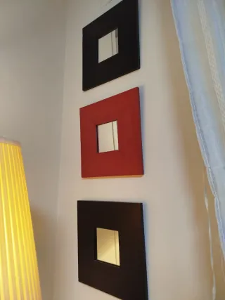 Espejo decorativo rojizo y negro madera y cristal