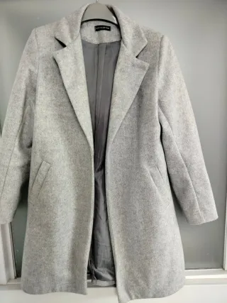 Chaqueta larga gris claro tipo levita