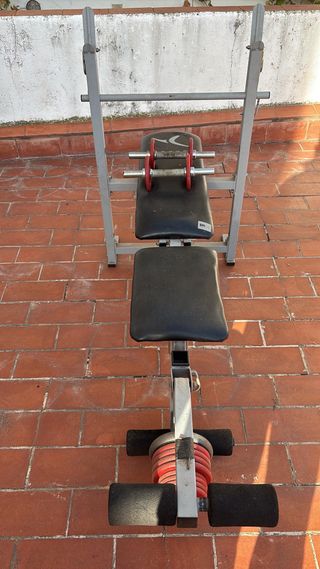 Banco de pesas con barra y discos