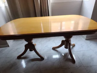 Mesa de comedor de madera con sillas