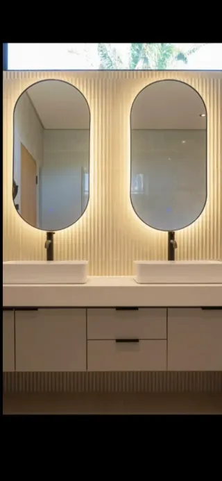 2 Specchi Ovali LED con Bordo Dorato