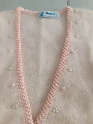 Chaqueta rosa perlas y botones