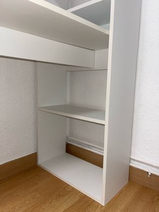 Escritorio blanco con estantería reversible