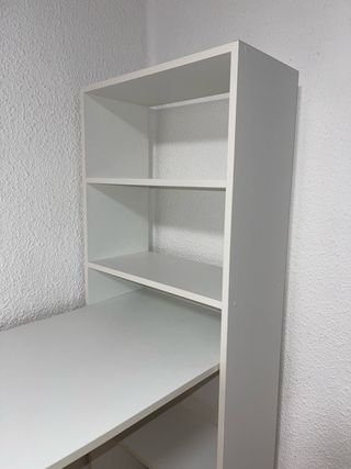 Escritorio blanco con estantería reversible