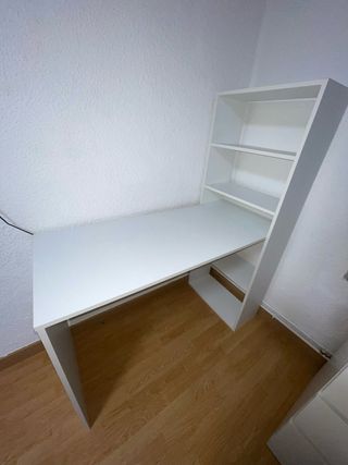 Escritorio blanco con estantería reversible