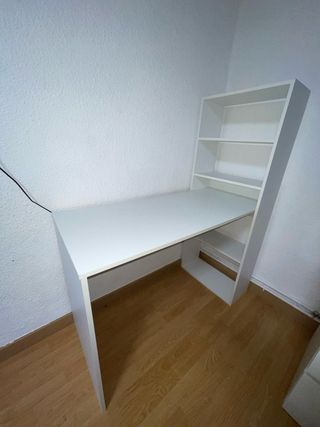 Escritorio blanco con estantería reversible