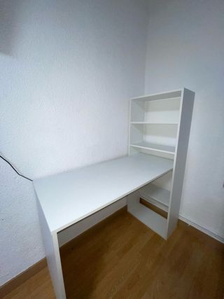Escritorio blanco con estantería reversible