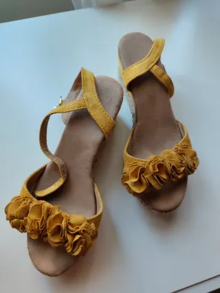 Sandalias tipo cuña color mostaza marca desconocid