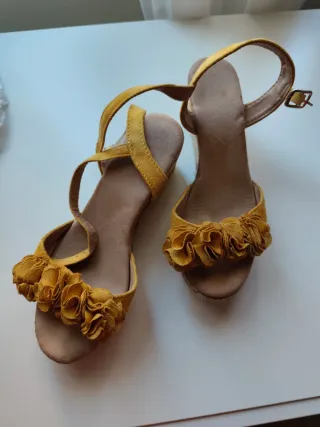 Sandalias tipo cuña color mostaza marca desconocid