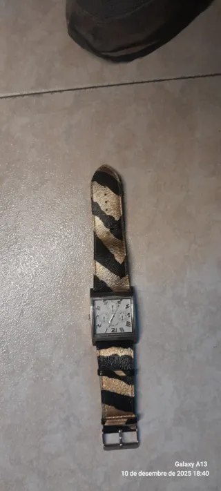 Reloj de pulsera con correa de tigre