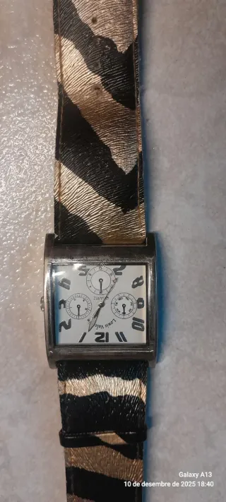 Reloj de pulsera con correa de tigre