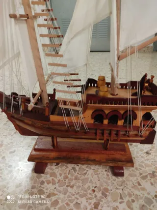 Barco de madera decorativo