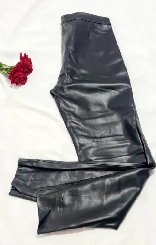 Pantalón efecto piel Zara negro