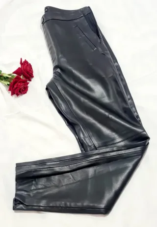 Pantalón efecto piel Zara negro